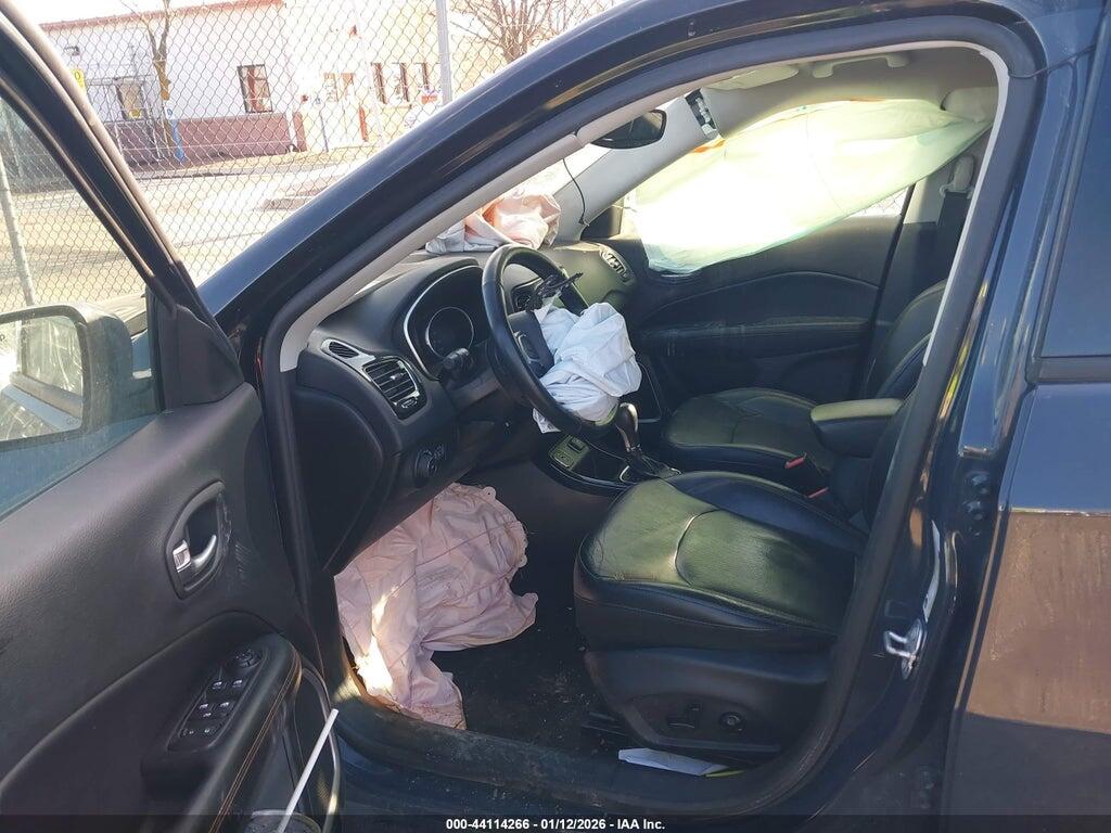 3C4NJCCB4JT205049 2018 JEEP COMPASS photo no. 5