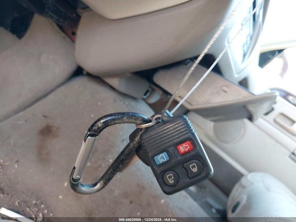 1LNHM82W03Y604379 2003 LINCOLN TOWN CAR photo no. 11