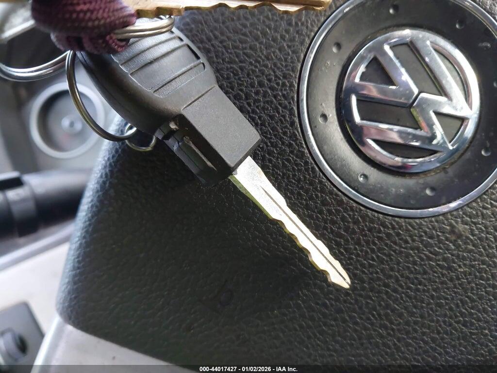 2V4RW3D18AR262758 2010 VOLKSWAGEN ROUTAN photo no. 11