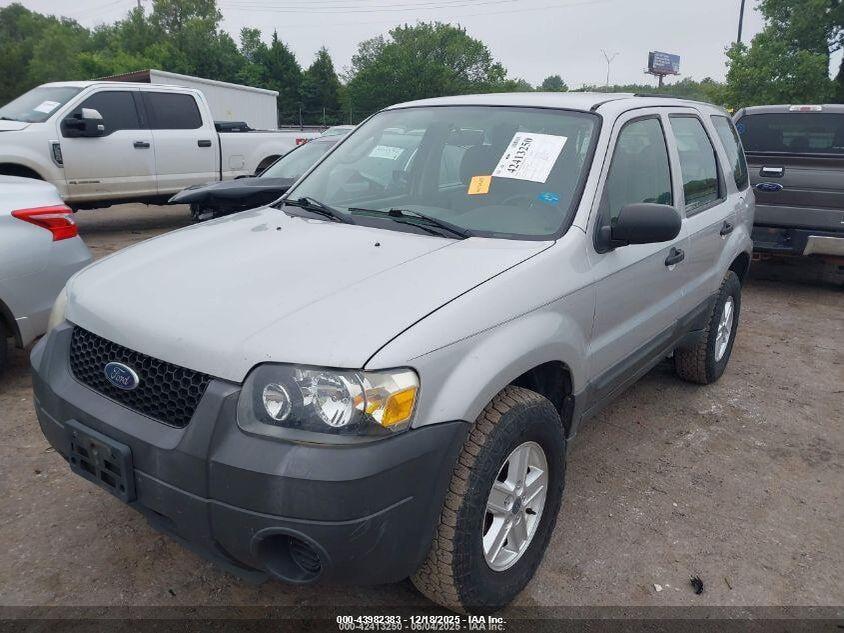 1FMYU02Z15KB85699 2005 FORD ESCAPE photo no. 2
