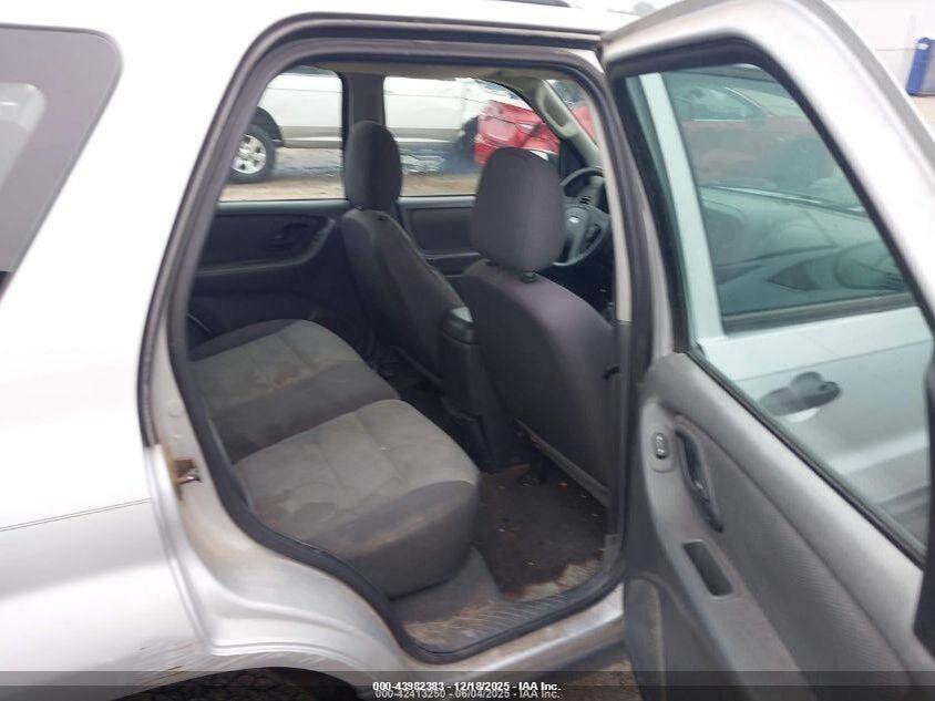 1FMYU02Z15KB85699 2005 FORD ESCAPE photo no. 8
