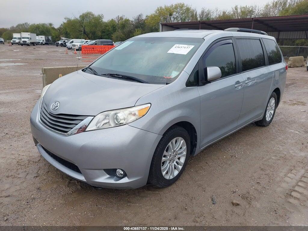 5TDYK3DC4ES437877 2014 TOYOTA SIENNA photo no. 2