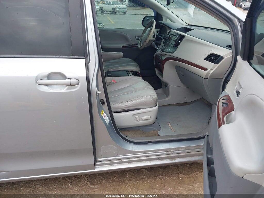 5TDYK3DC4ES437877 2014 TOYOTA SIENNA photo no. 5