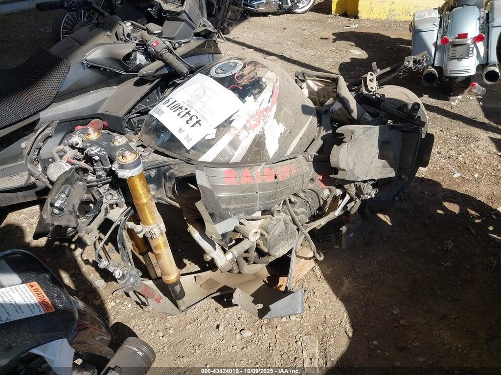 JS1GT75A742104425 2004 SUZUKI GSX-R1000 photo no. 2