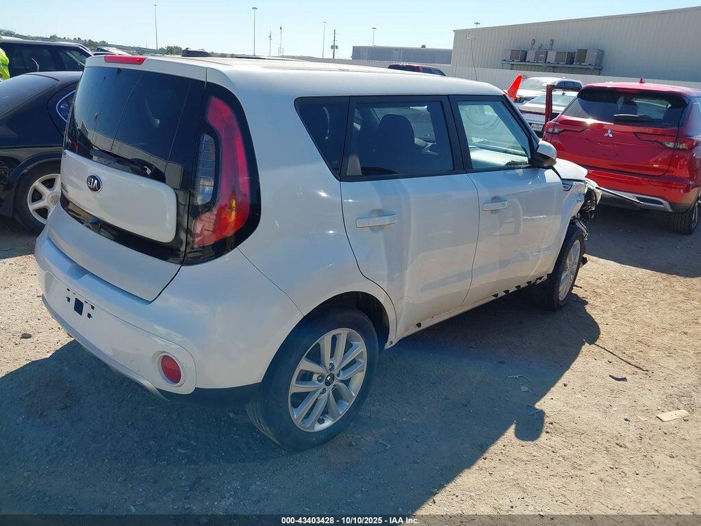 KNDJP3A58J7545514 2018 KIA SOUL photo no. 4