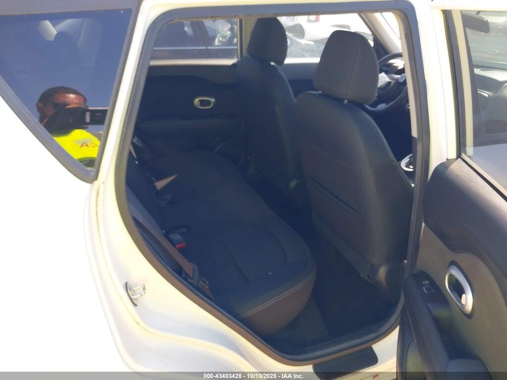 KNDJP3A58J7545514 2018 KIA SOUL photo no. 8