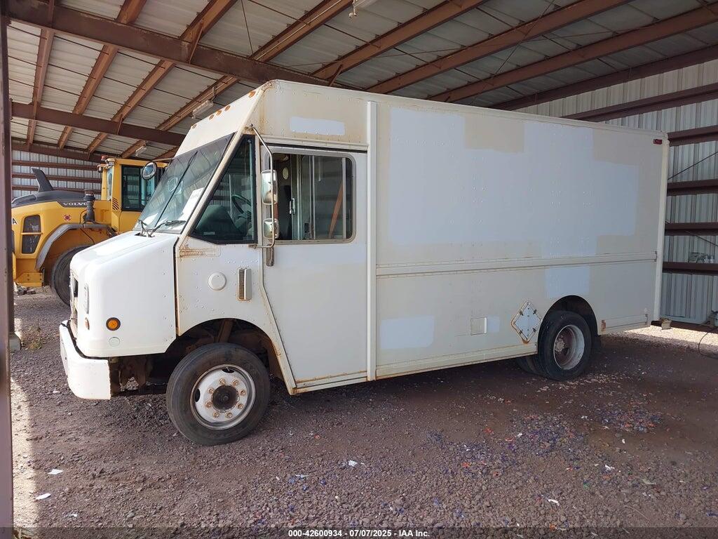4UZAANBWX2CJ99765 2002 FREIGHTLINER CHASSIS photo no. 2