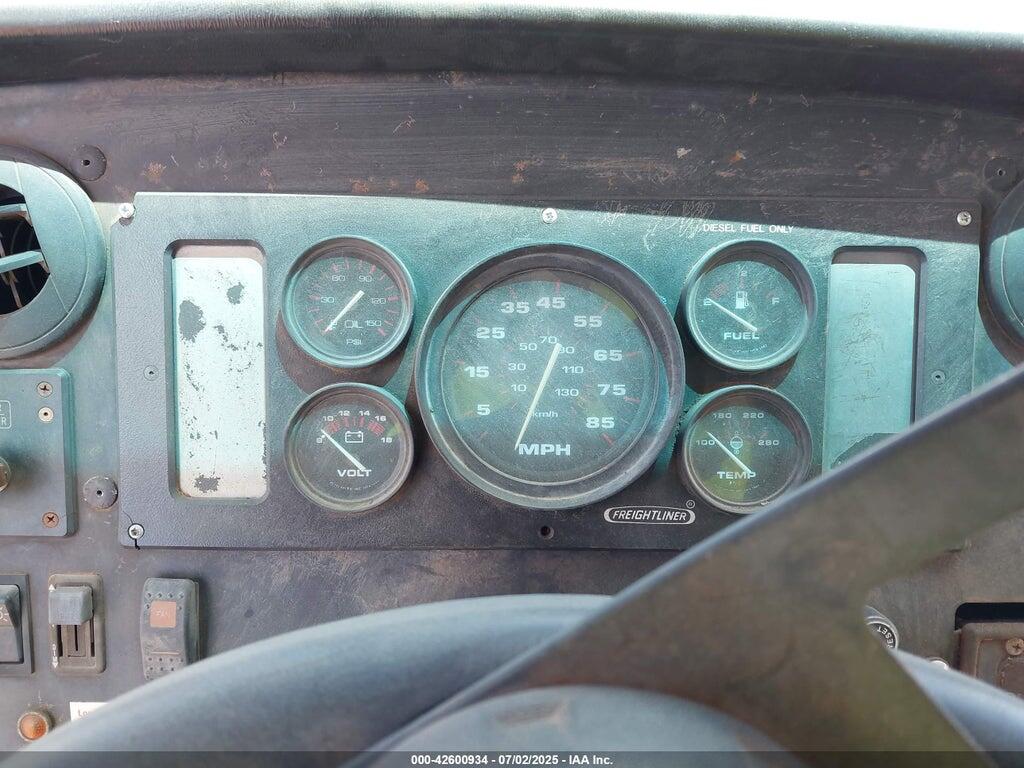 4UZAANBWX2CJ99765 2002 FREIGHTLINER CHASSIS photo no. 5