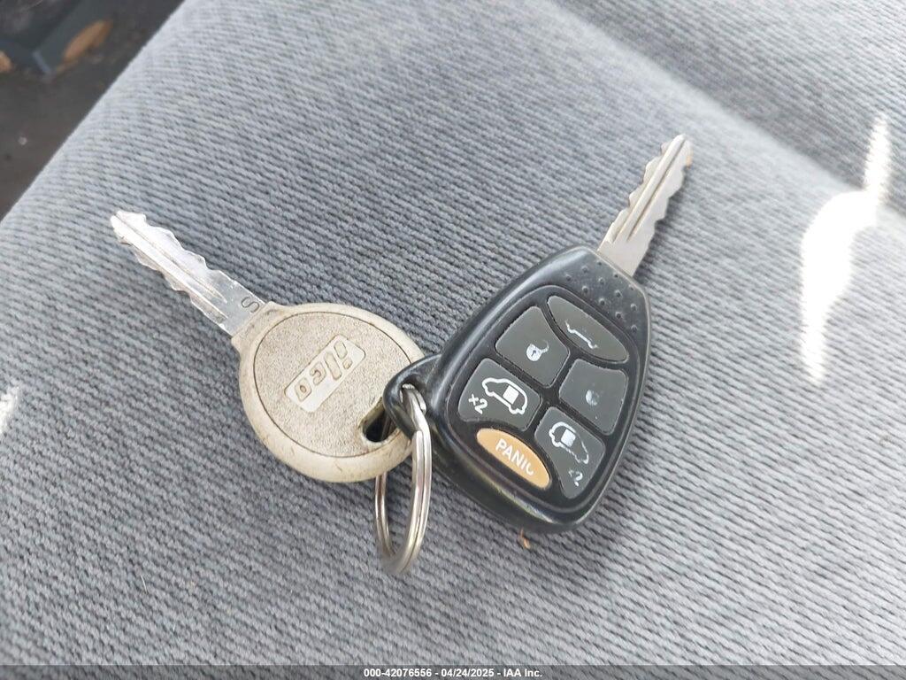 2C4GP54L75R261098 2005 CHRYSLER TOWN & COUNTRY photo no. 11