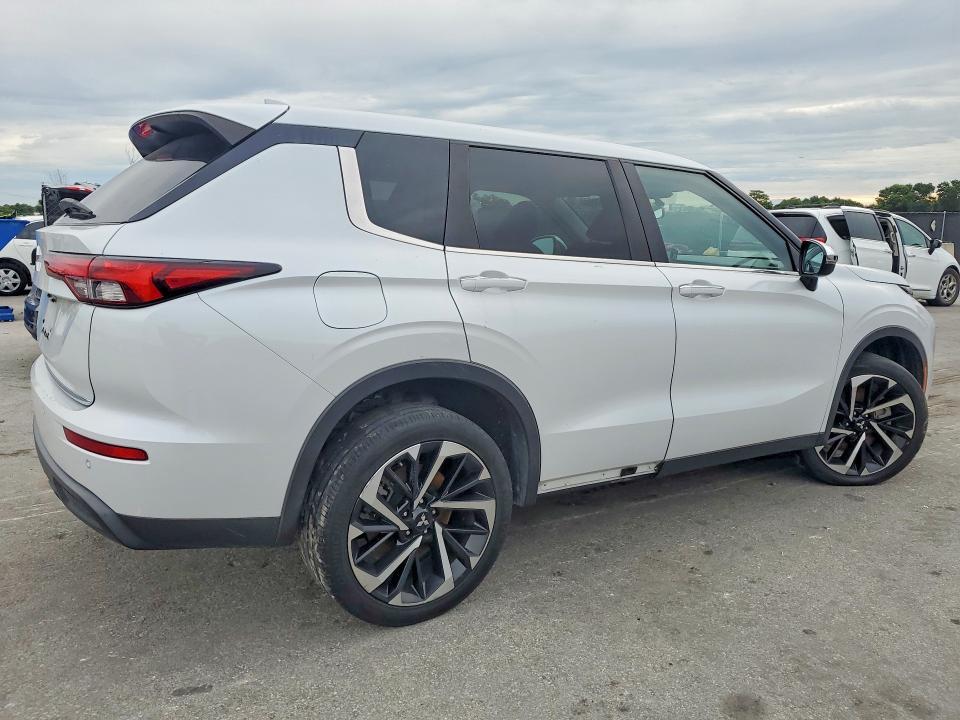 2022 MITSUBISHI OUTLANDER ES — Фото 3 из 13
