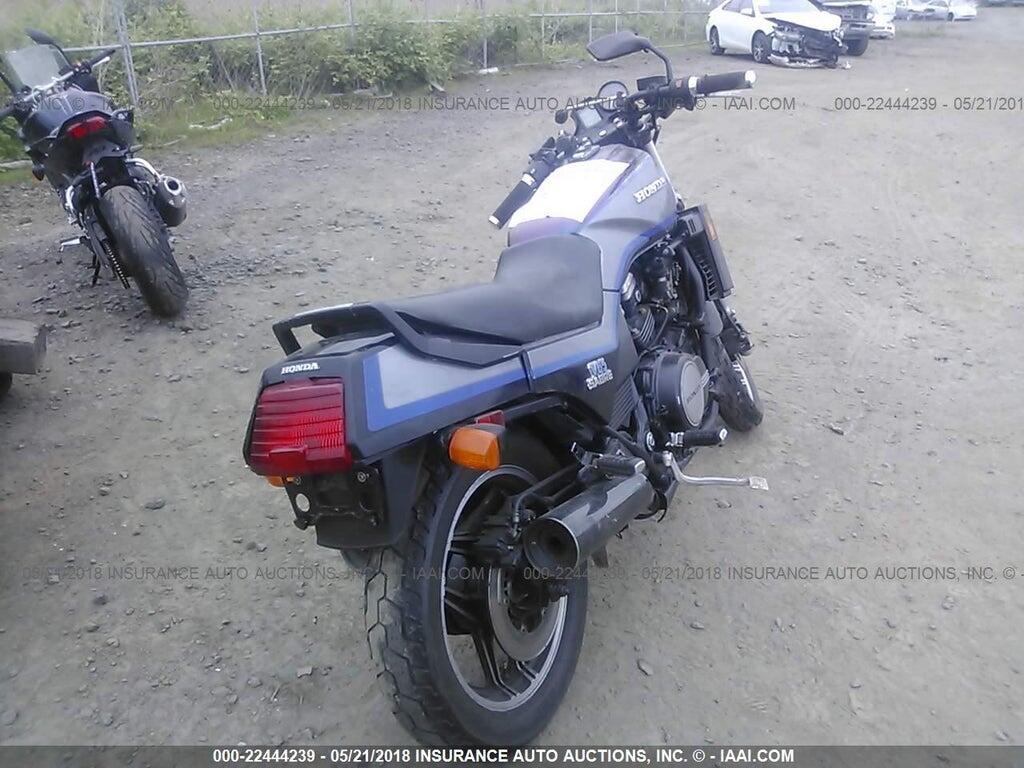 1HFSC1701FA102220 1985 HONDA VF1100 photo no. 4
