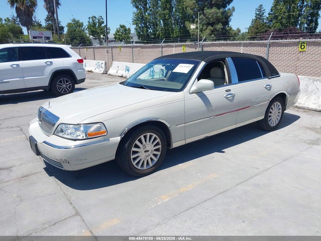 1LNHM81W25Y627697 2005 LINCOLN TOWN CAR photo no. 2