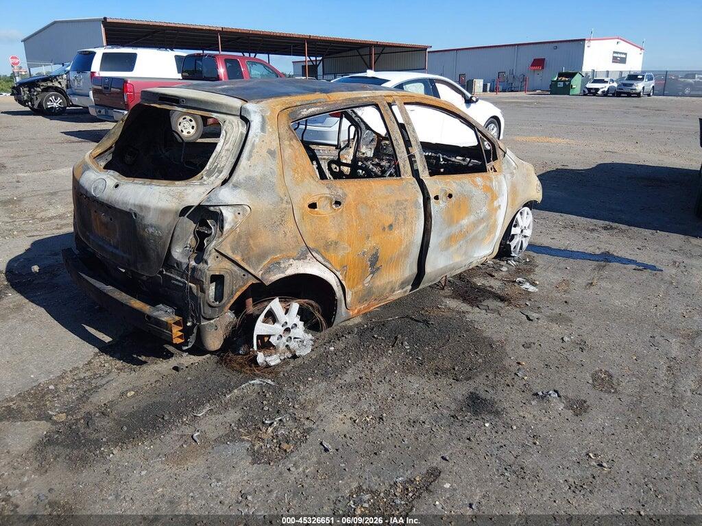 VNKKTUD35FA039575 2015 TOYOTA YARIS photo no. 4