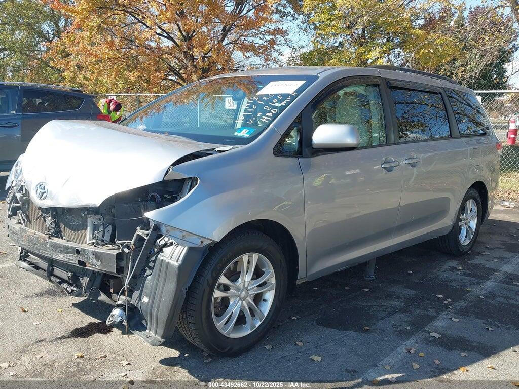 5TDKK3DC8CS252105 2012 TOYOTA SIENNA photo no. 2