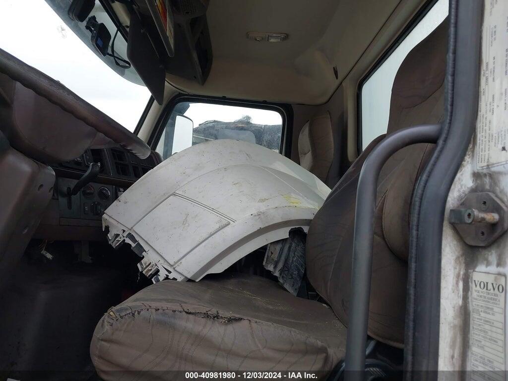 4V4NC9EG7JN891632 2018 VOLVO VNL photo no. 7