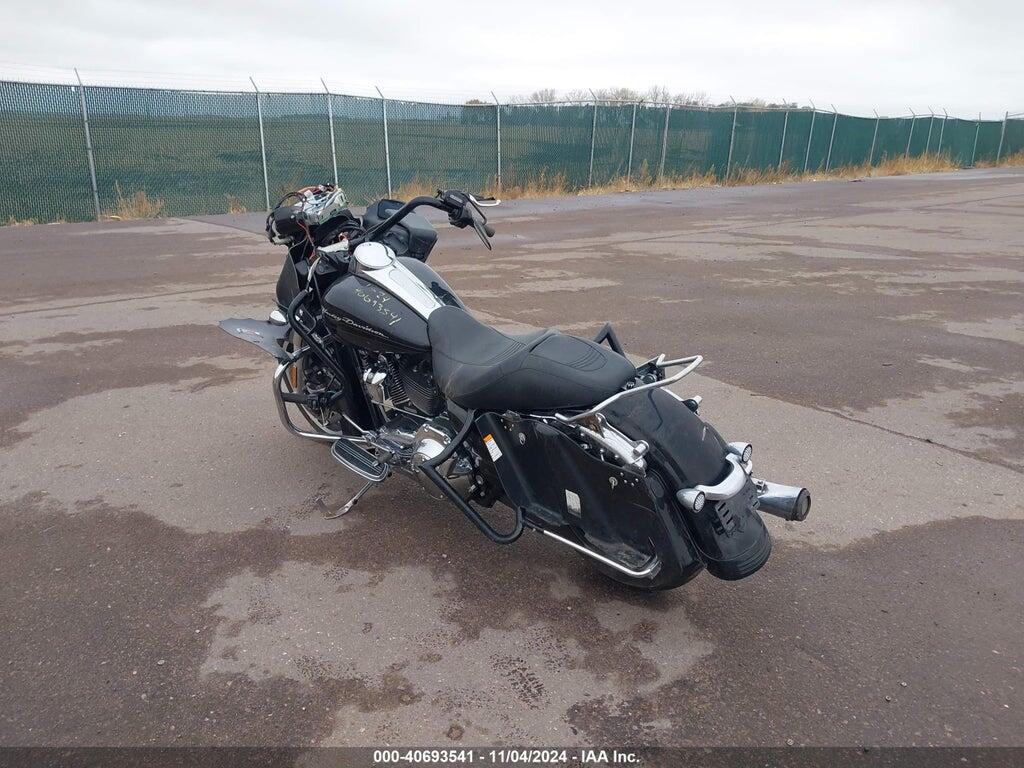 1HD1KH417AB613107 2010 HARLEY-DAVIDSON FLTRX photo no. 3
