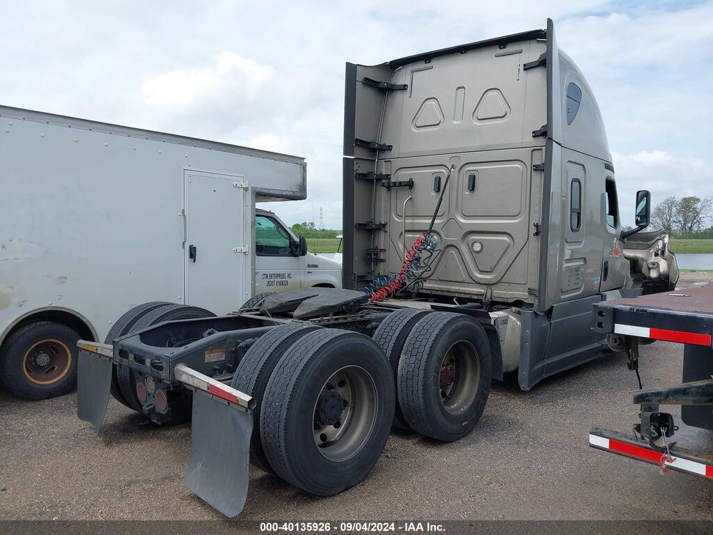 3AKJHHDR5JSJL8067 2018 FREIGHTLINER NEW CASCADIA 126 photo no. 4