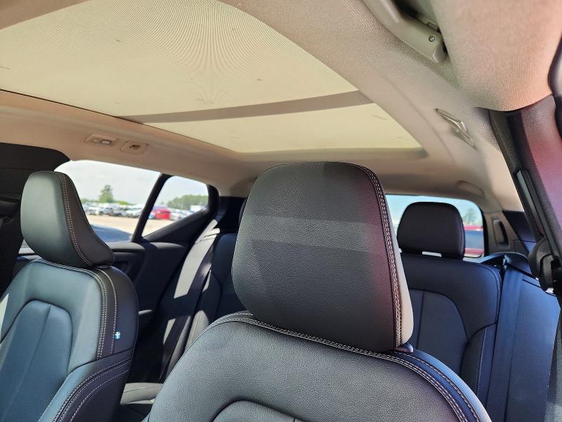 2025 VOLVO XC40 CORE — Фото 10 из 13