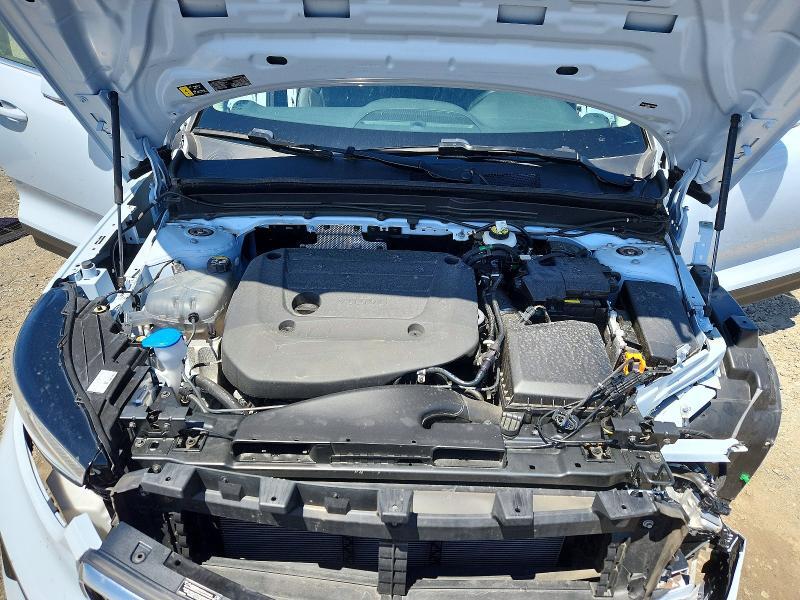 2025 VOLVO XC40 CORE — Фото 12 из 13