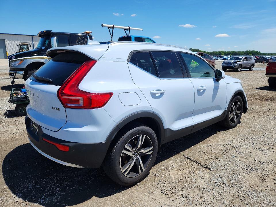2025 VOLVO XC40 CORE — Фото 3 из 13