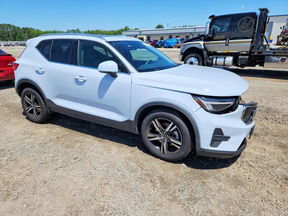 2025 VOLVO XC40 CORE — Фото 4 из 13