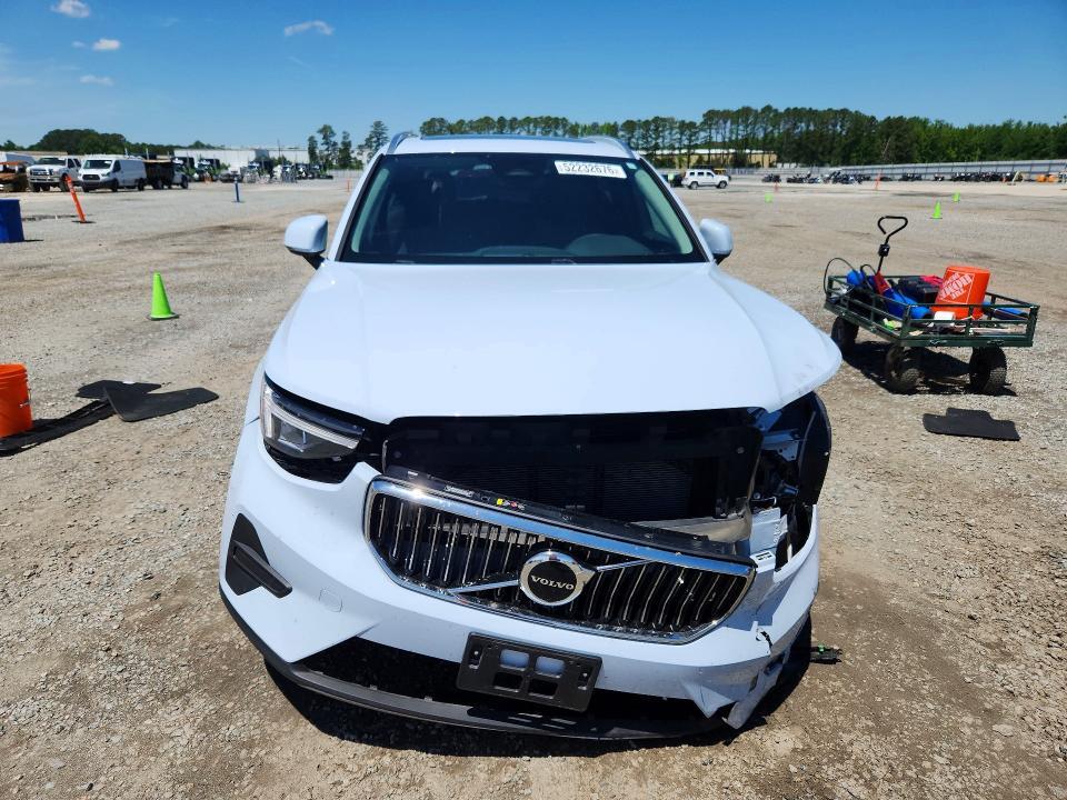 2025 VOLVO XC40 CORE — Фото 5 из 13
