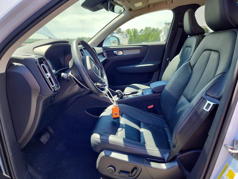 2025 VOLVO XC40 CORE — Фото 7 из 13