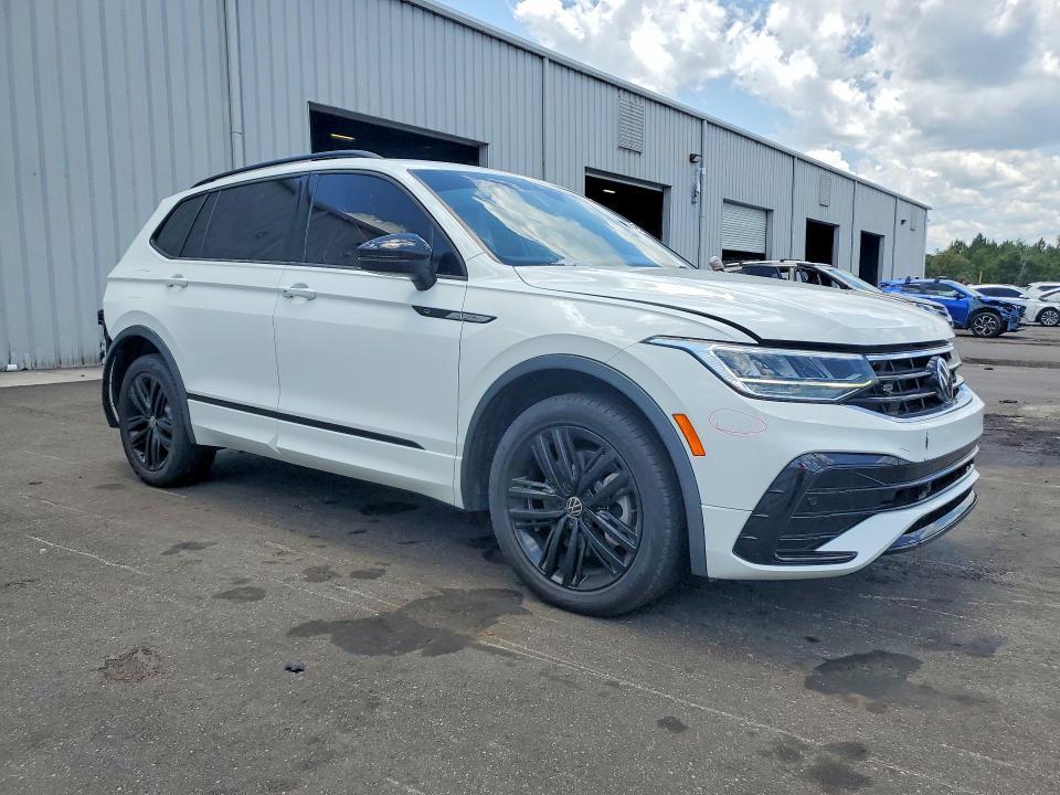 2022 VOLKSWAGEN TIGUAN SE R-LINE BLACK — Фото 4 из 14