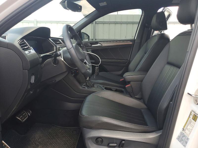 2022 VOLKSWAGEN TIGUAN SE R-LINE BLACK — Фото 7 из 14