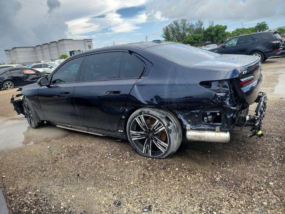 2025 BMW I7 XDRIVE60 — Фото 2 из 13