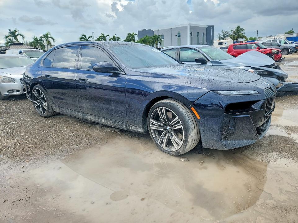 2025 BMW I7 XDRIVE60 — Фото 4 из 13