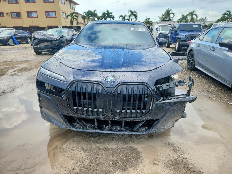 2025 BMW I7 XDRIVE60 — Фото 5 из 13