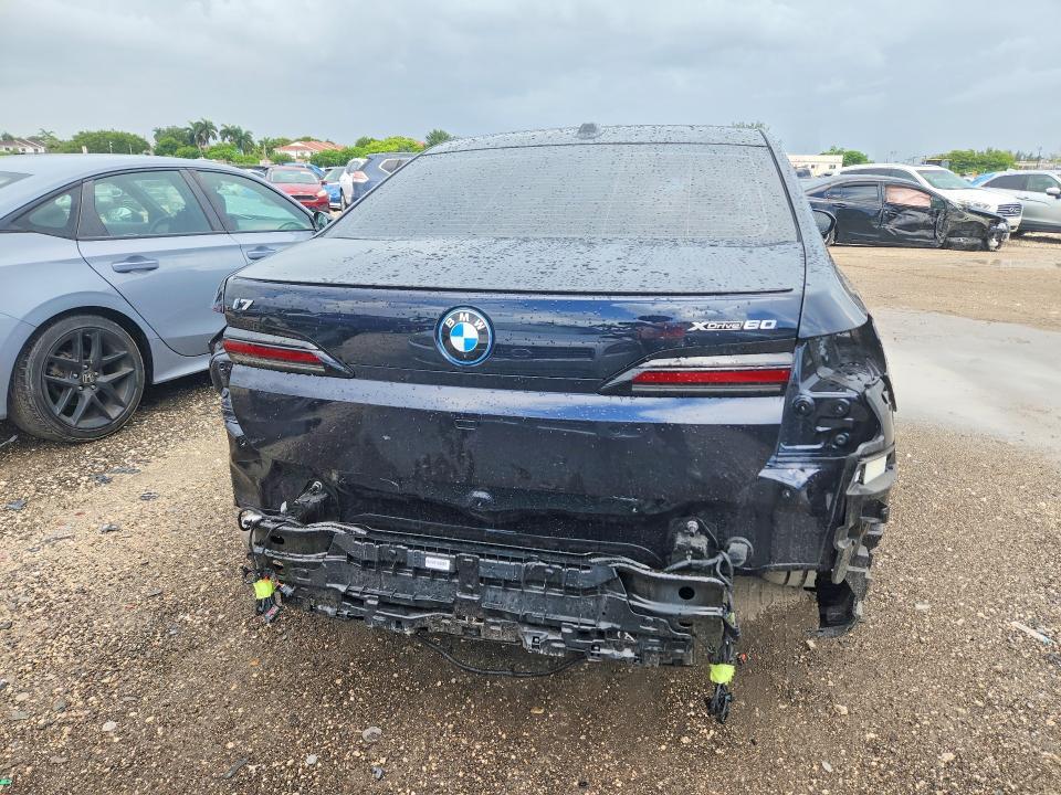 2025 BMW I7 XDRIVE60 — Фото 6 из 13