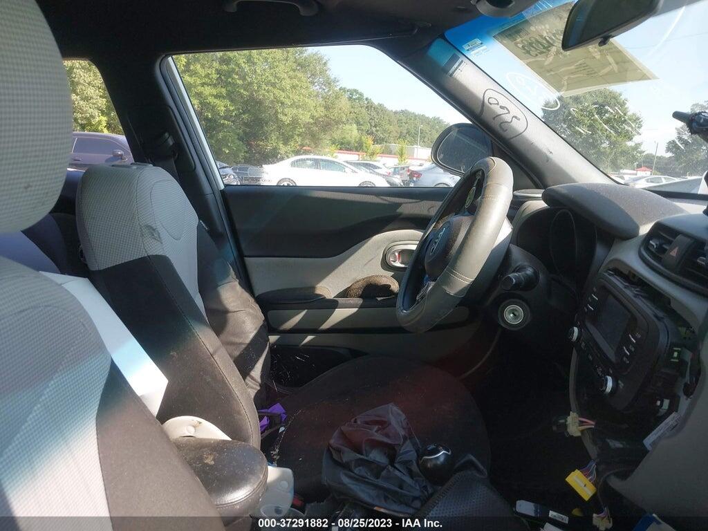 KNDJN2A24G7384335 2016 KIA SOUL photo no. 5