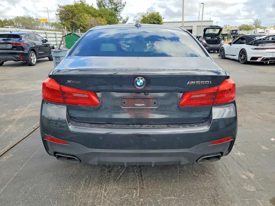 2021 BMW M550XI — Фото 6 из 12