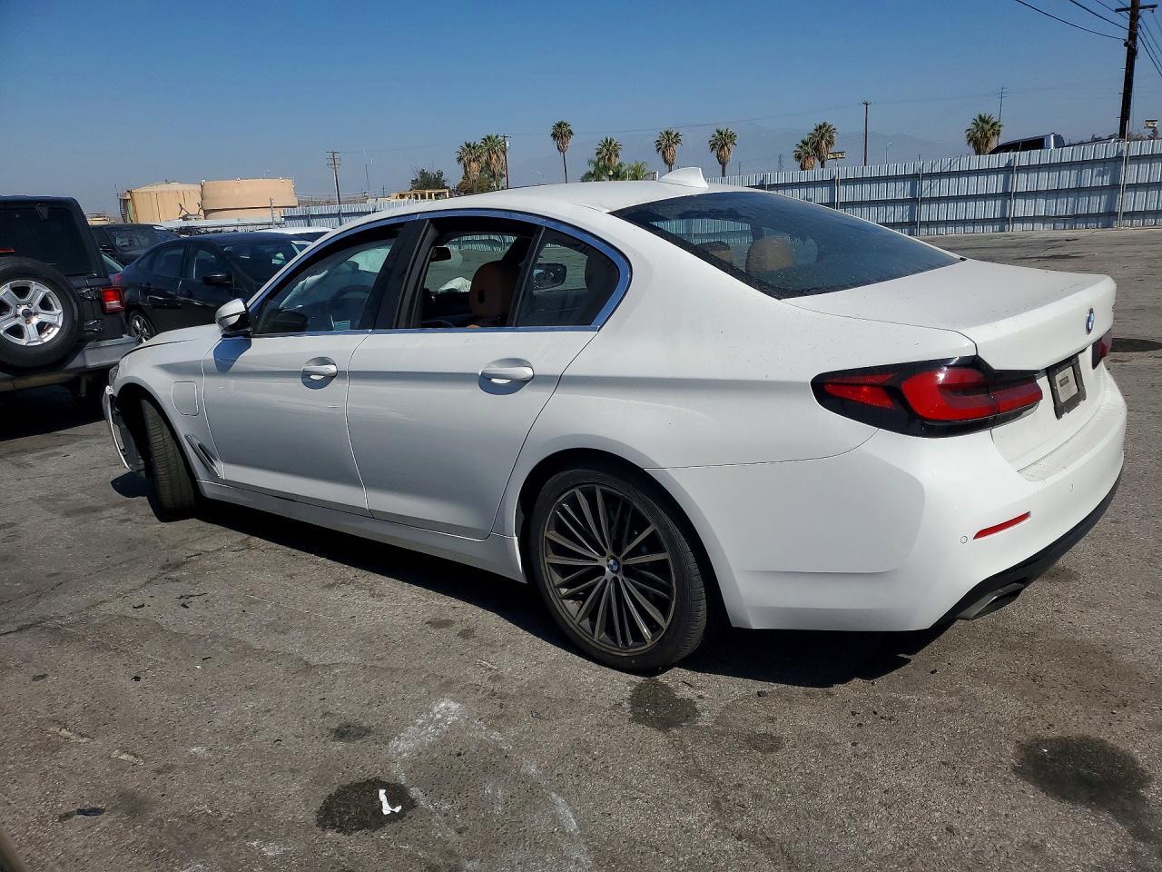2021 BMW 530E — Фото 2 из 12