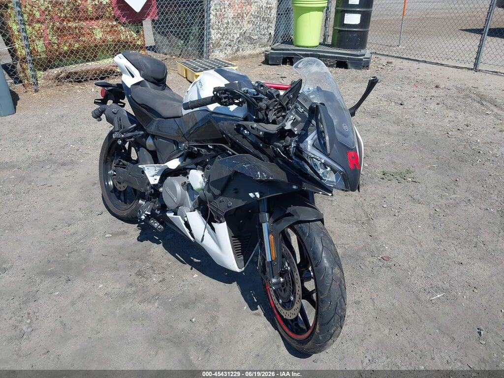 2025 CF MOTO 300SS LCEPDPL7XS6001936