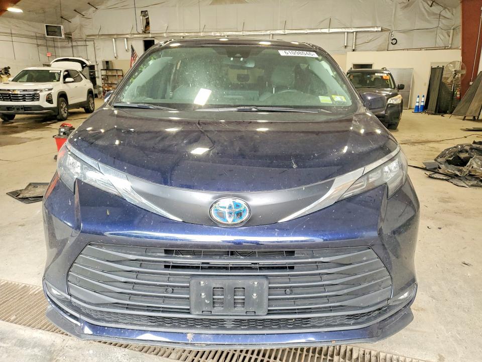 2025 TOYOTA SIENNA XLE 7-PASSENGER — Фото 5 из 14