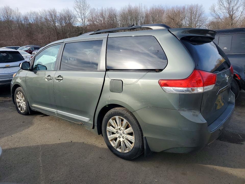 2013 TOYOTA SIENNA LE 7-PASSENGER — Фото 2 из 13