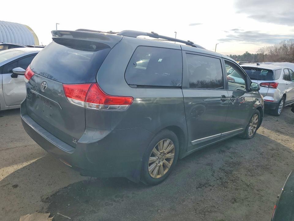 2013 TOYOTA SIENNA LE 7-PASSENGER — Фото 3 из 13