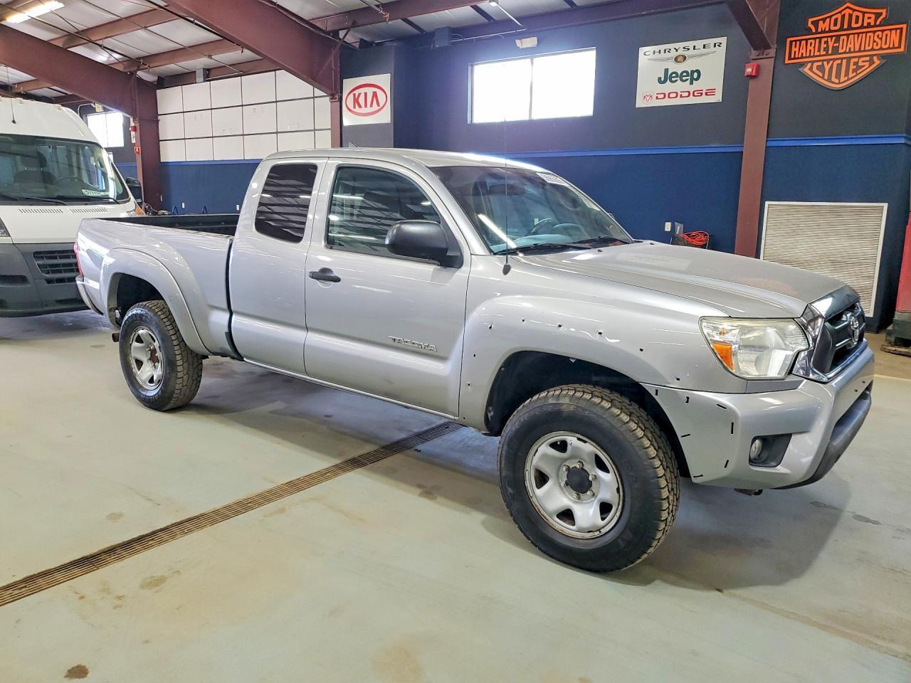 2014 TOYOTA TACOMA V6 — Фото 4 из 12