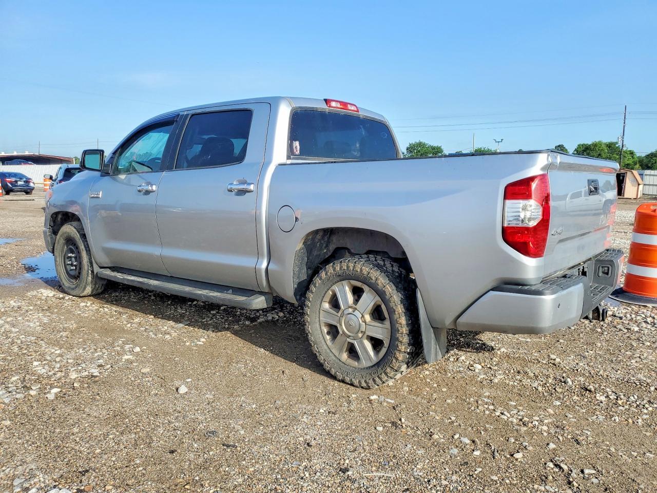 2015 TOYOTA TUNDRA PLATINUM — Фото 2 из 12