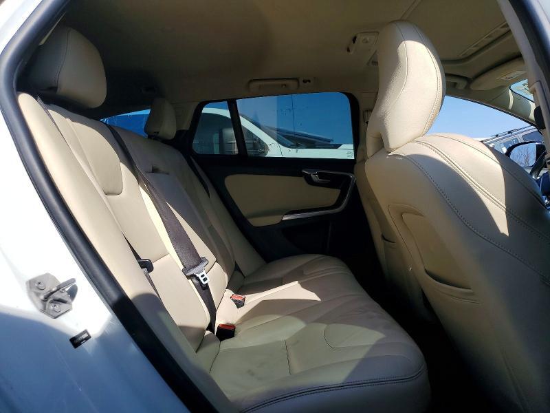 2015 VOLVO V60 CROSS COUNTRY PREMIER — Фото 11 из 13
