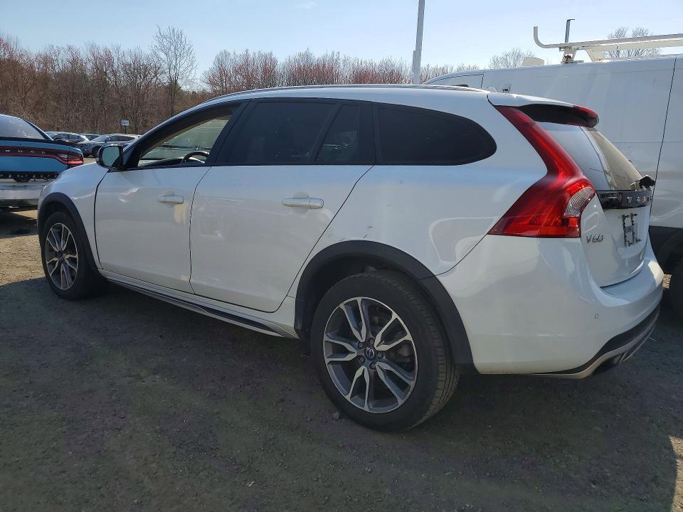 2015 VOLVO V60 CROSS COUNTRY PREMIER — Фото 2 из 13