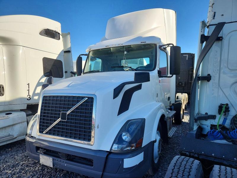 2012 VOLVO VNL SEMI TRUCK — Фото 2 из 10