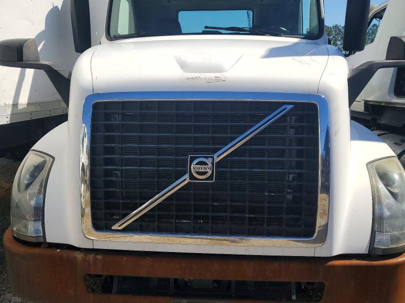 2015 VOLVO VNL SEMI TRUCK — Фото 7 из 10