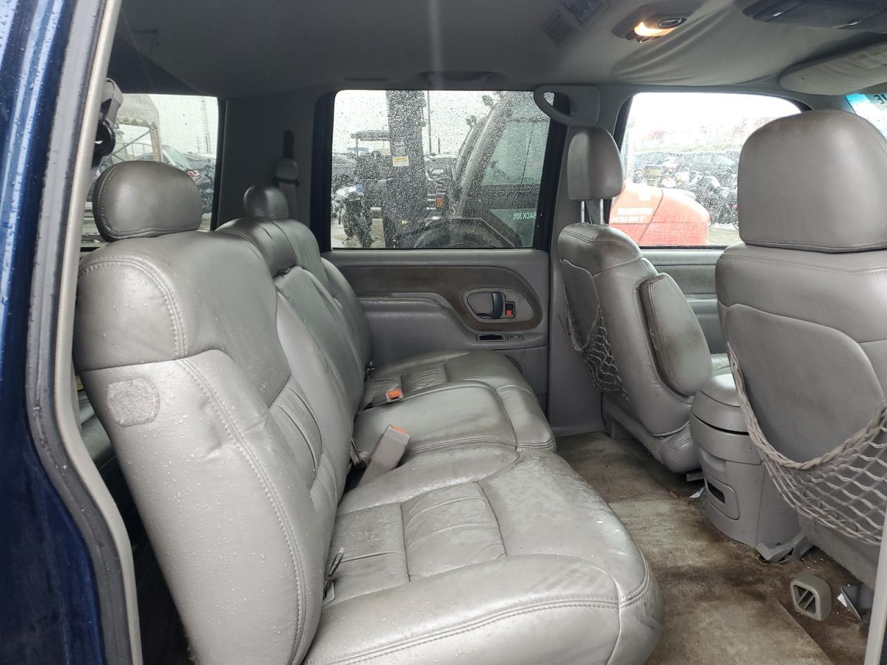 1999 CHEVROLET SUBURBAN C1500 — Фото 11 из 13