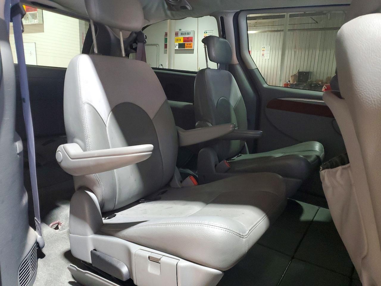 2007 CHRYSLER TOWN & COUNTRY LIMITED — Фото 11 из 13