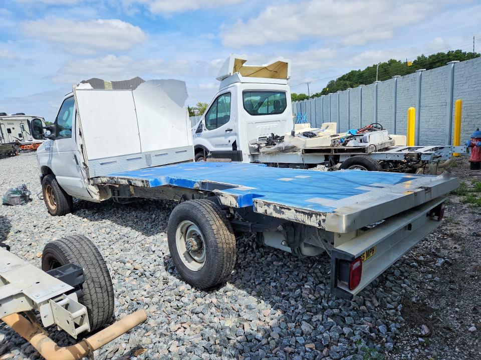 2023 FORD E350 FLATBED TRUCK — Фото 2 из 13