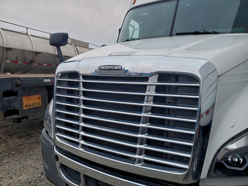 2018 FREIGHTLINER CASCADIA 125 SEMI TRUCK — Фото 9 из 10